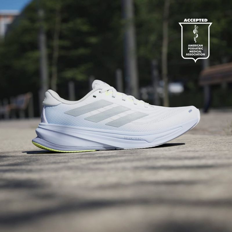 Tenis-adidas-para-mujer-Supernova-Rise-2-W-para-correr-color-gris.-Detalle-2