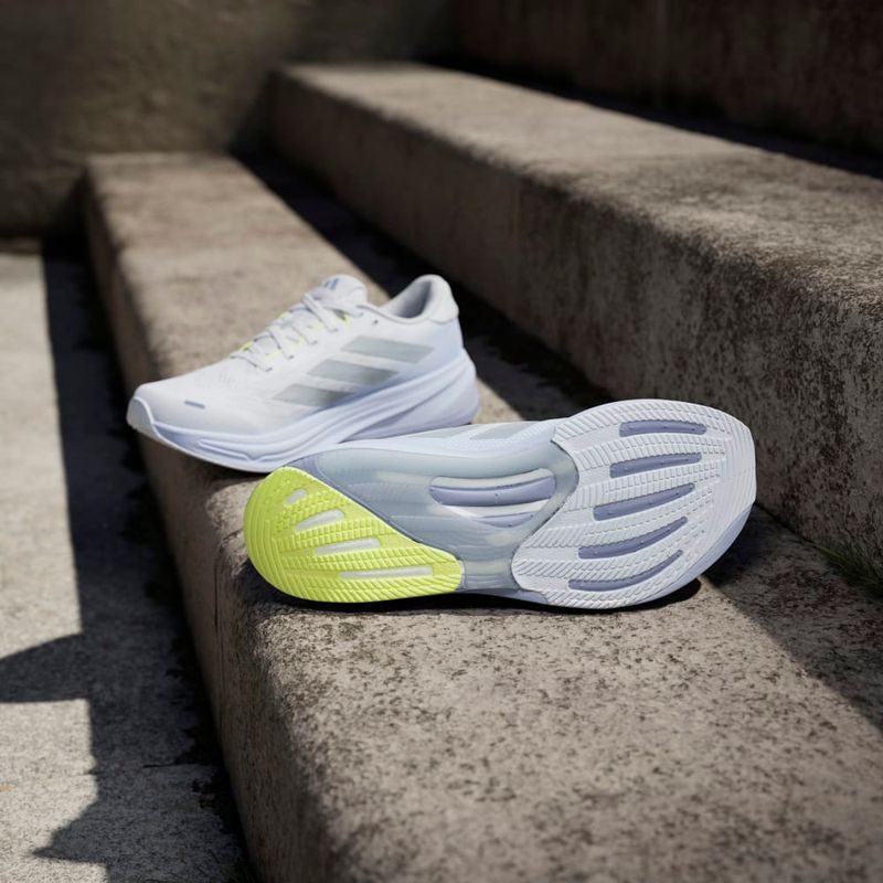 Tenis-adidas-para-mujer-Supernova-Rise-2-W-para-correr-color-gris.-Detalle-3