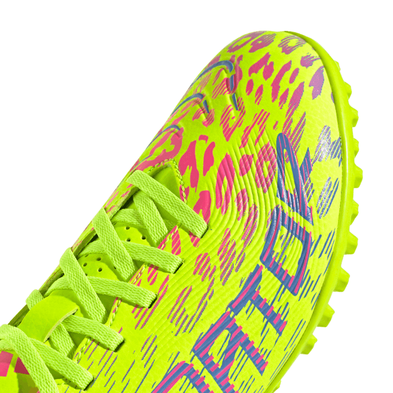 Guayos-adidas-unisex-Predator-Club-Tf-para-futbol-color-verde.-Lateral-Y-Suela