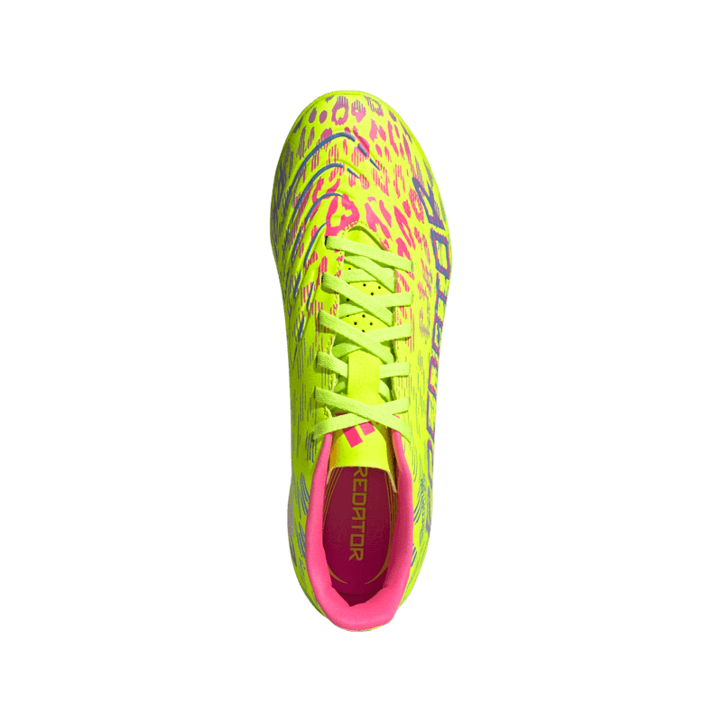 Guayos-adidas-unisex-Predator-Club-Tf-para-futbol-color-verde.-Vista-Lateral-Pares