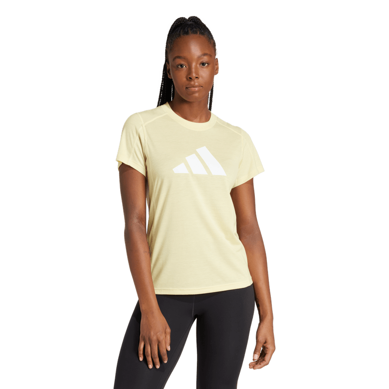 Camiseta-Manga-Corta-adidas-para-mujer-Tr-Es-Logo-T-para-entrenamiento-color-amarillo.-Frente-Sobre-Modelo