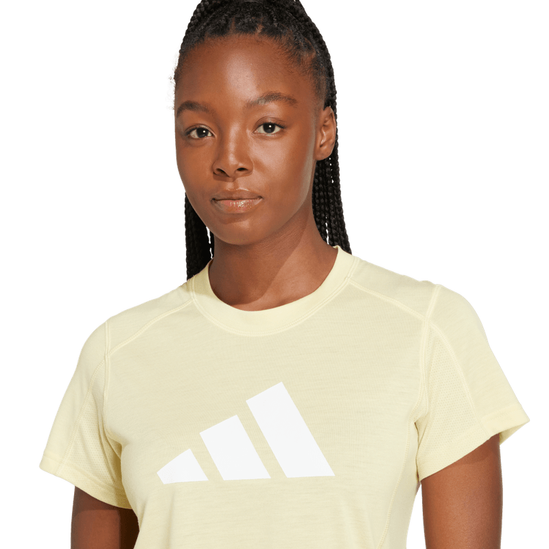 Camiseta-Manga-Corta-adidas-para-mujer-Tr-Es-Logo-T-para-entrenamiento-color-amarillo.-Detalle-Posterior