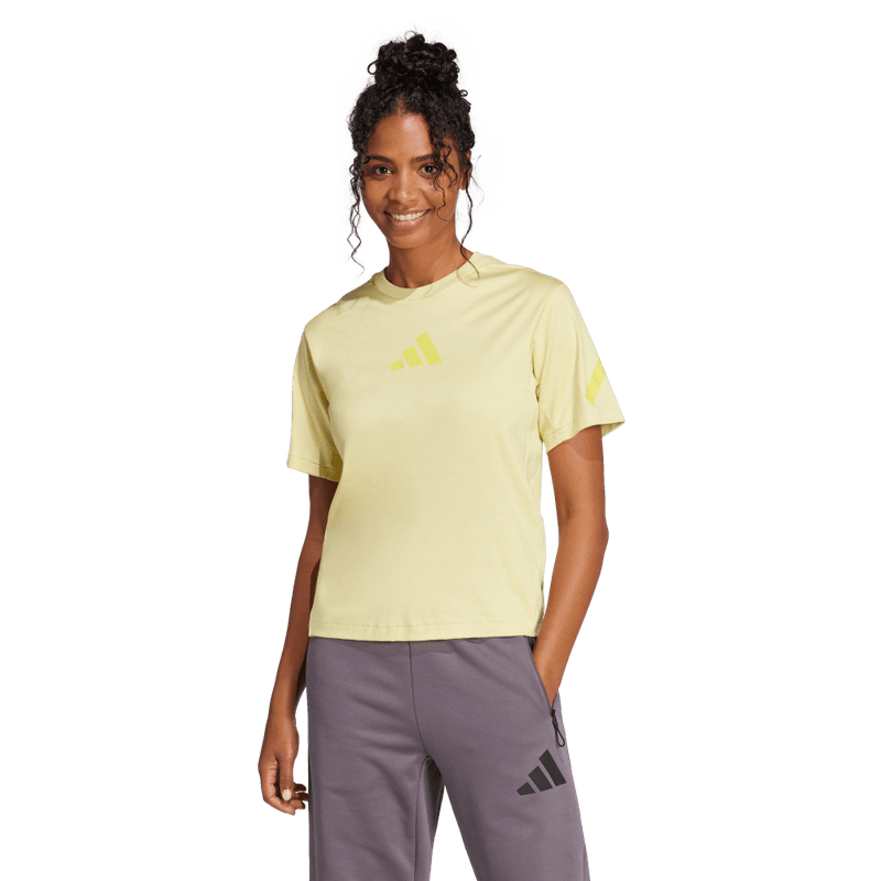 Camiseta-Manga-Corta-adidas-para-mujer-W-Z.N.E.-Tee-para-moda-color-amarillo.-Frente-Sobre-Modelo