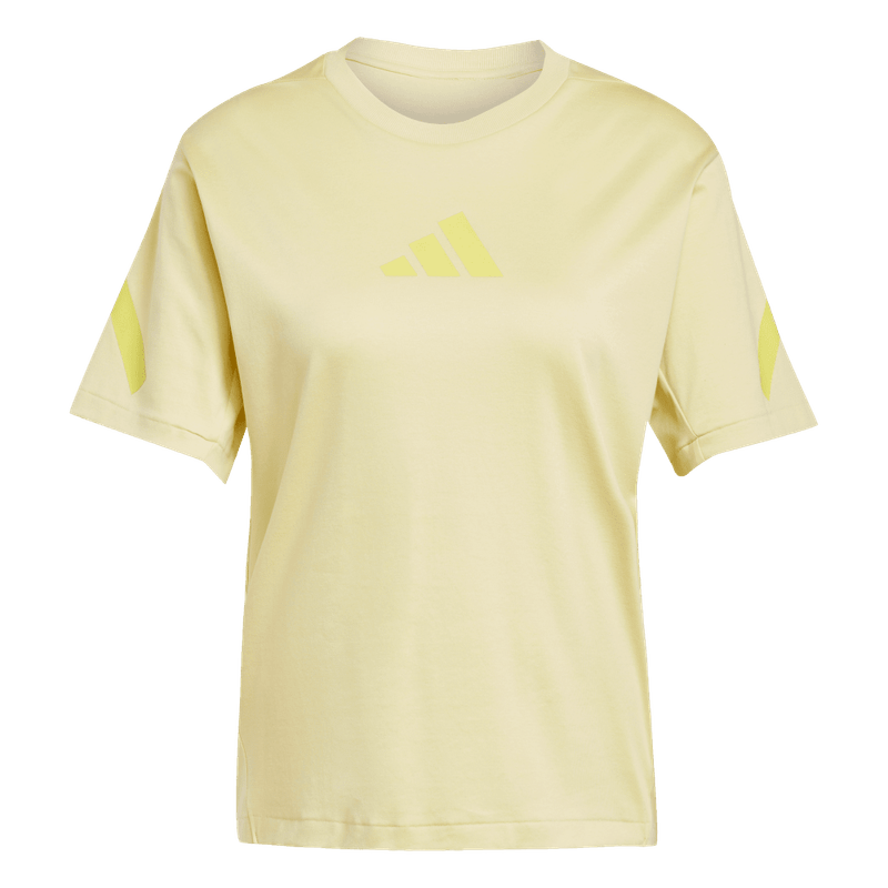 Camiseta-Manga-Corta-adidas-para-mujer-W-Z.N.E.-Tee-para-moda-color-amarillo.-Frontal-Sobre-Modelo