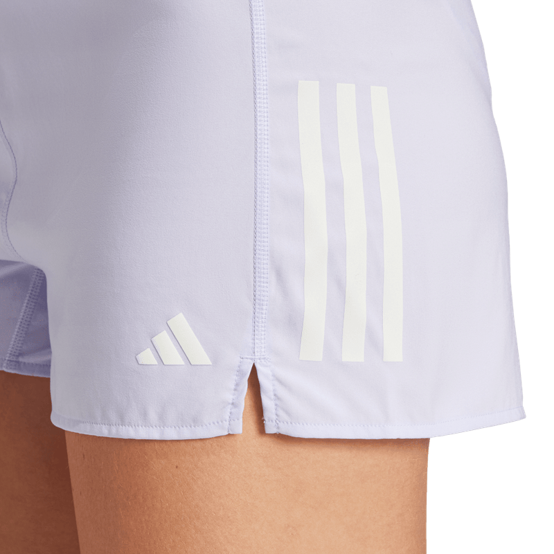 Pantaloneta-adidas-para-mujer-Otr-B-Short-para-correr-color-morado.-Detalle-Reflectivo-Modelo