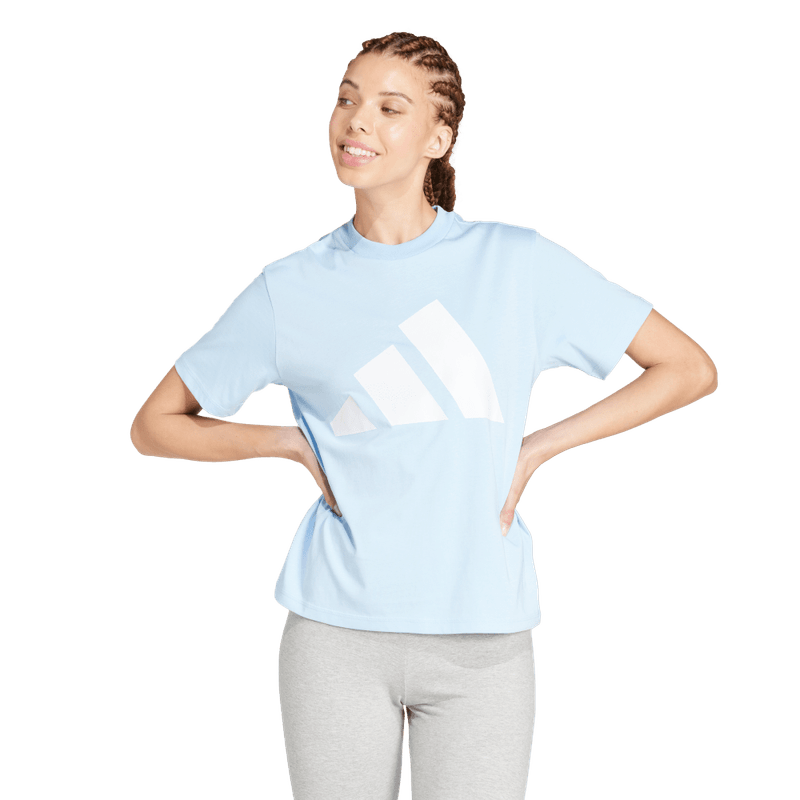 Camiseta-Manga-Corta-adidas-para-mujer-W-Bl-Sj-T-para-moda-color-azul.-Frente-Sobre-Modelo