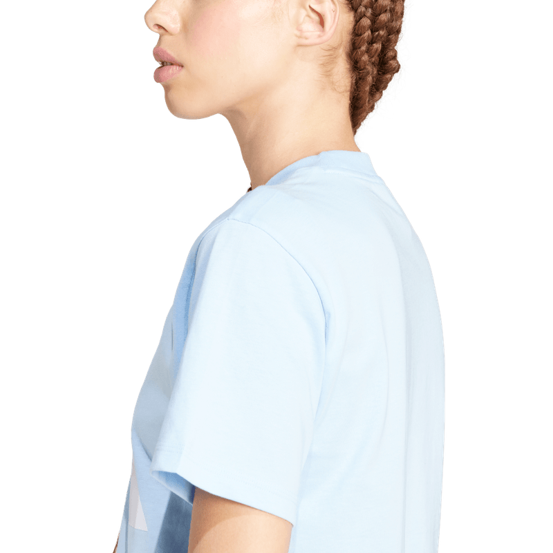 Camiseta-Manga-Corta-adidas-para-mujer-W-Bl-Sj-T-para-moda-color-azul.-Detalle-Reflectivo-Modelo