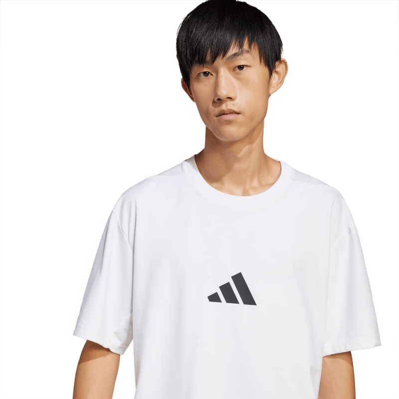 Camiseta-Manga-Corta-adidas-para-hombre-M-Z.N.E.-Tee-Lo-para-moda-color-blanco.-Lateral-Sobre-Modelo