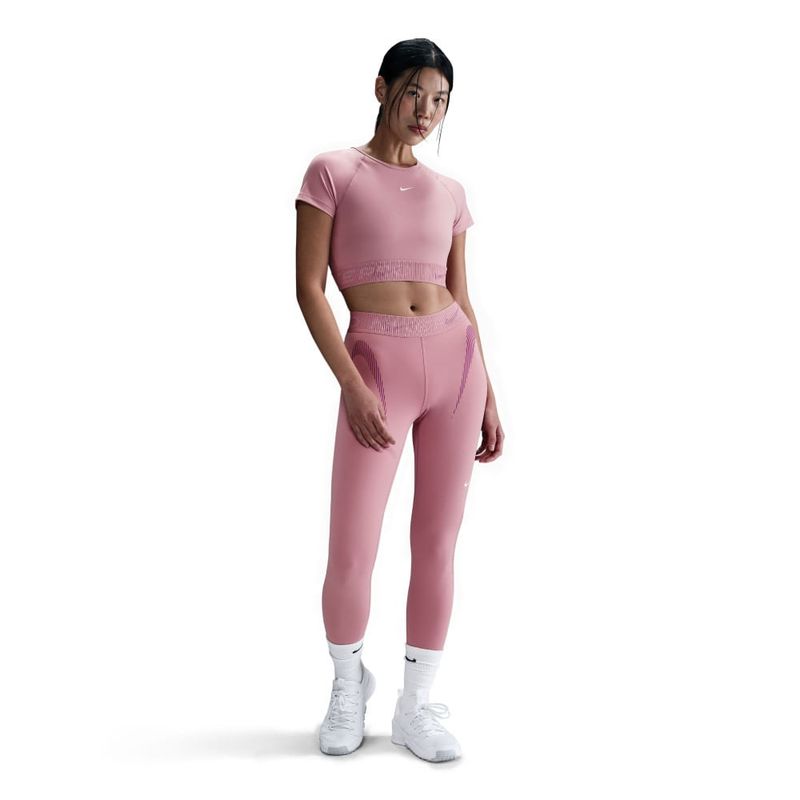 Camiseta-Manga-Corta-nike-para-mujer-W-Np-Df-Ss-Crop-Top-Tt-Gx-para-entrenamiento-color-rosado.-Frente-Sobre-Modelo