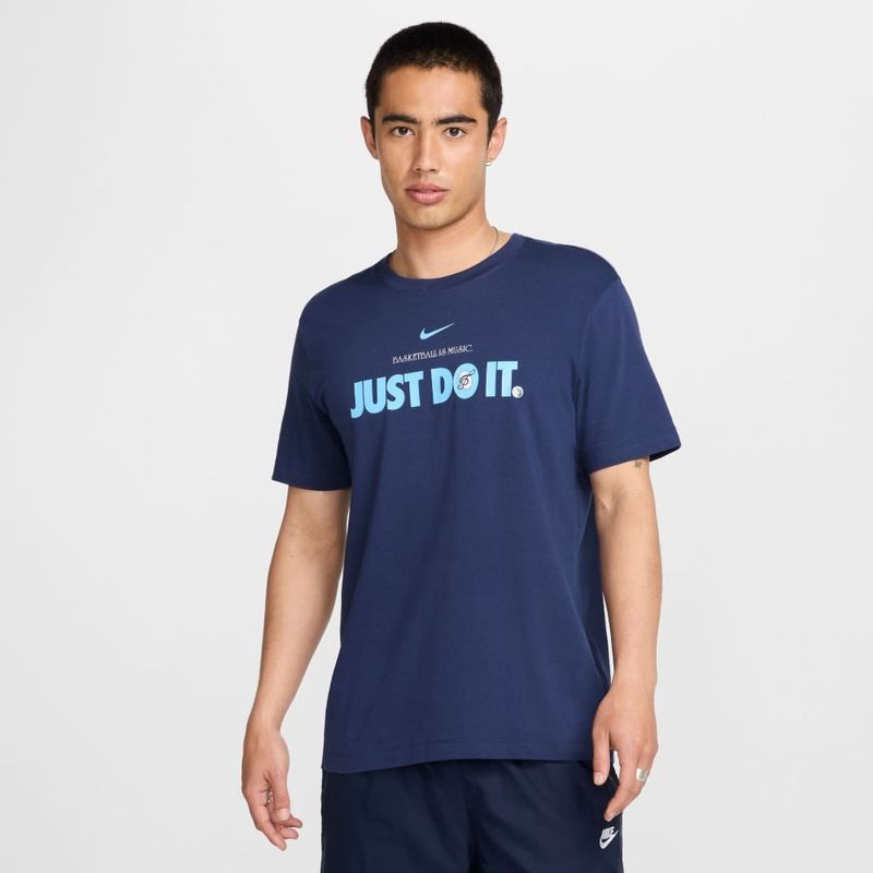 Camiseta-Manga-Corta-nike-para-hombre-M-Nsw-Tee-Oc-Sp24-2-Fs-para-moda-color-azul.-Frente-Sobre-Modelo