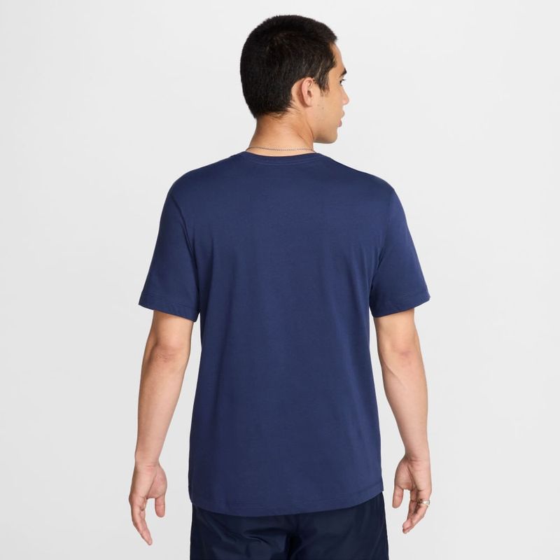 Camiseta-Manga-Corta-nike-para-hombre-M-Nsw-Tee-Oc-Sp24-2-Fs-para-moda-color-azul.-Reverso-Sobre-Modelo