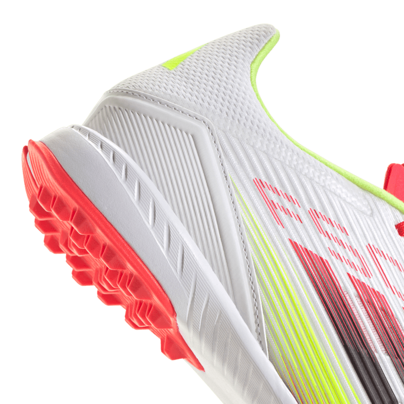 Guayos-adidas-unisex-F50-League-Tf-para-futbol-color-blanco.-Lateral-Y-Suela