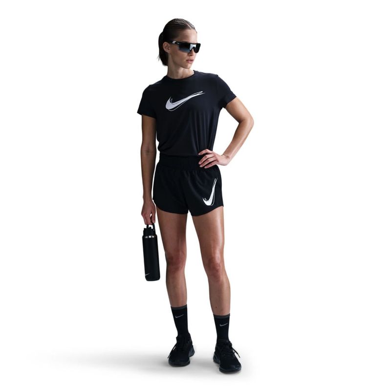 Pantaloneta-nike-para-mujer-W-Nk-One-Swh-Hb-Df-Mr-Br-Srt-para-correr-color-negro.-Frente-Sobre-Modelo