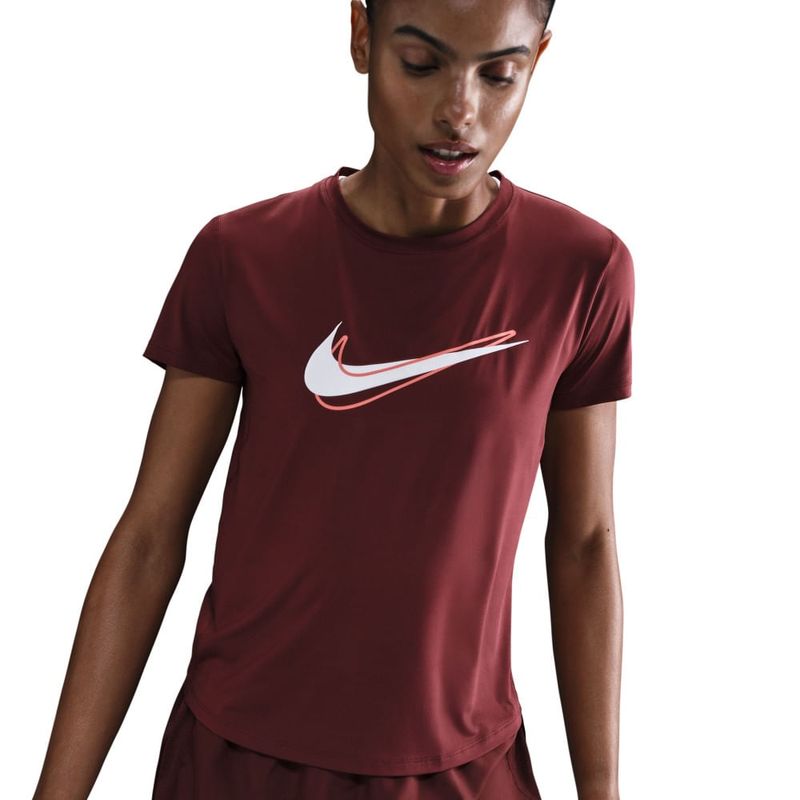 Camiseta-Manga-Corta-nike-para-mujer-W-Nk-One-Swsh-Hbr-Df-Ss-Top-para-correr-color-rojo.-Reverso-Sobre-Modelo