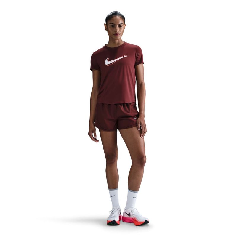 Camiseta-Manga-Corta-nike-para-mujer-W-Nk-One-Swsh-Hbr-Df-Ss-Top-para-correr-color-rojo.-Frente-Sobre-Modelo
