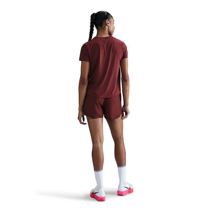 Camiseta-Manga-Corta-nike-para-mujer-W-Nk-One-Swsh-Hbr-Df-Ss-Top-para-correr-color-rojo.-Reverso-Sobre-Modelo