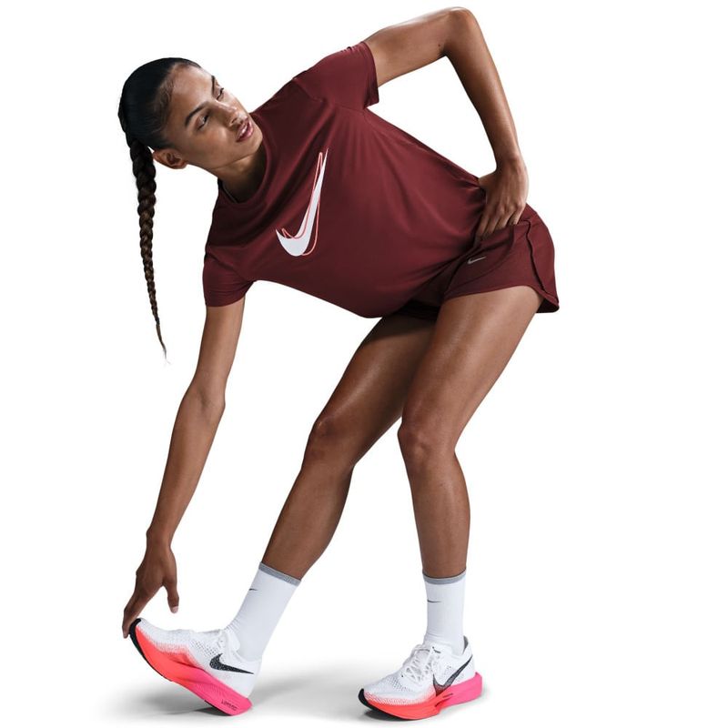 Camiseta-Manga-Corta-nike-para-mujer-W-Nk-One-Swsh-Hbr-Df-Ss-Top-para-correr-color-rojo.-Detalle-1