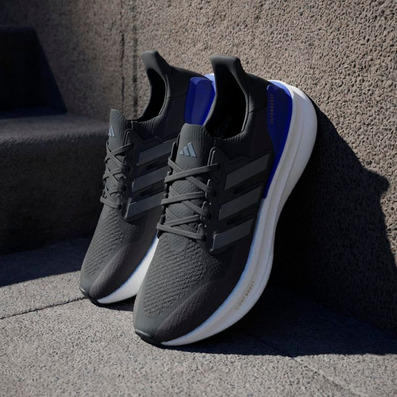 Tenis-adidas-para-hombre-Ultraboost-5-para-correr-color-negro.-Mktg-Vista-4