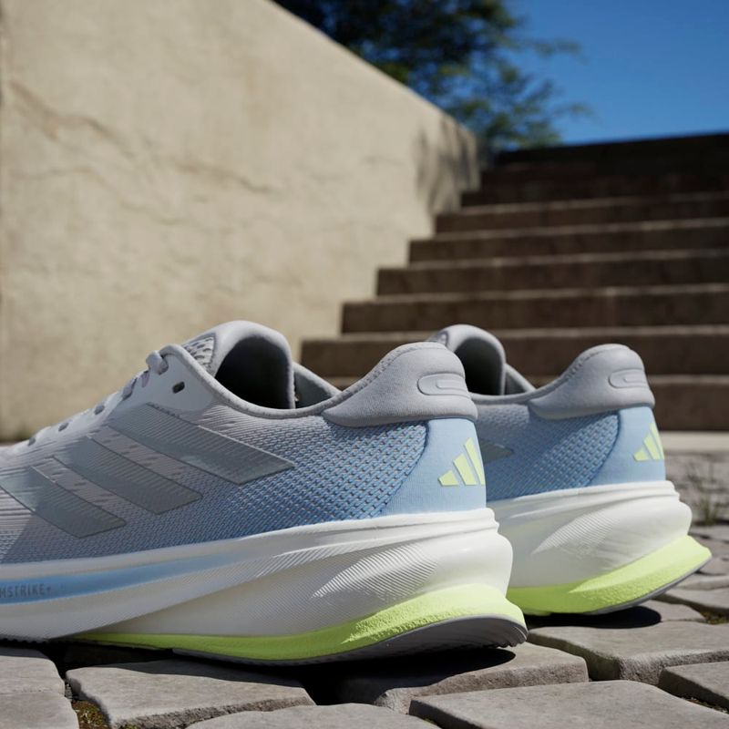 Tenis-adidas-para-hombre-Supernova-Rise-2-M-para-correr-color-gris.-Detalle-1