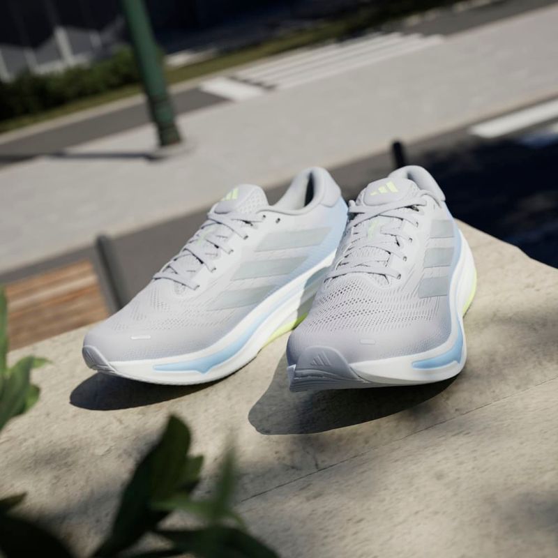 Tenis-adidas-para-hombre-Supernova-Rise-2-M-para-correr-color-gris.-Detalle-7