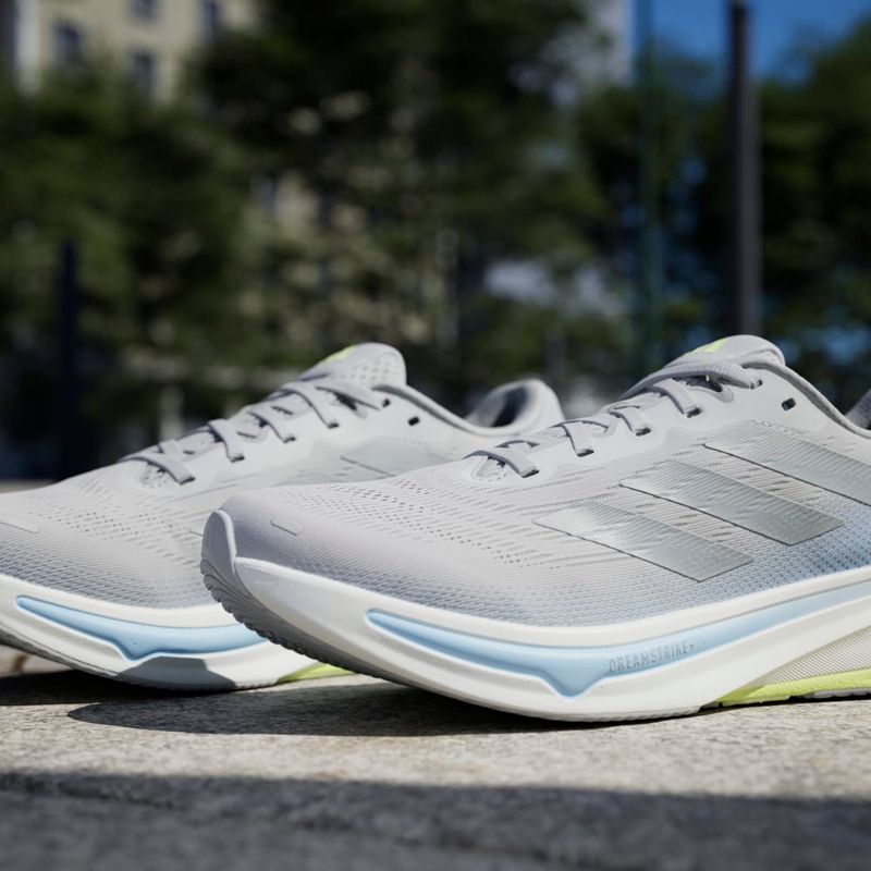 Tenis-adidas-para-hombre-Supernova-Rise-2-M-para-correr-color-gris.-Detalle-8
