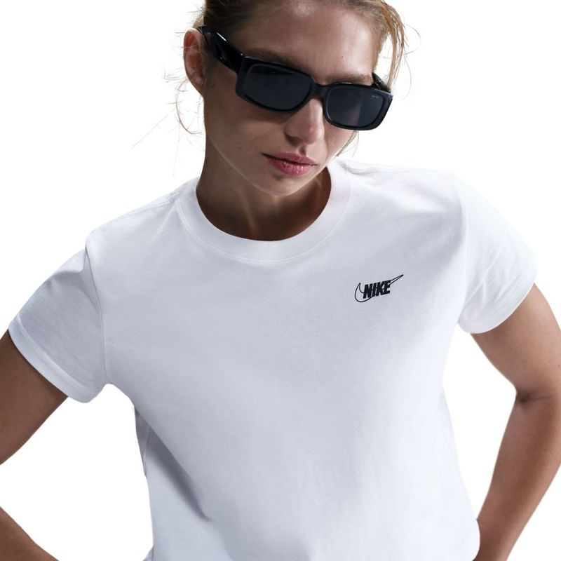 Camiseta-Manga-Corta-nike-para-mujer-W-Nsw-Club-Ss-Tee-Hbr-Md-para-moda-color-blanco.-Reverso-Sobre-Modelo