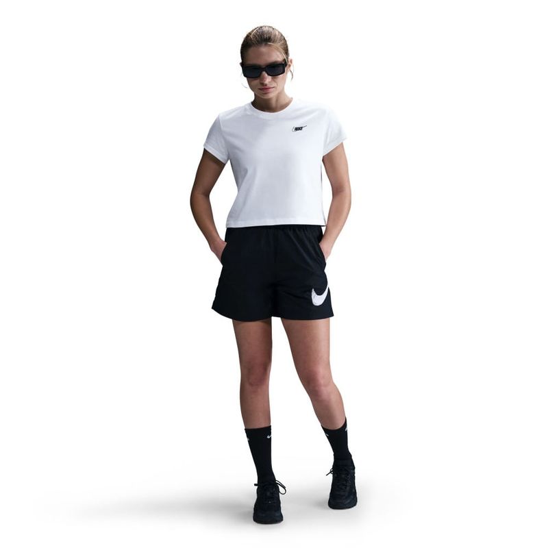 Camiseta-Manga-Corta-nike-para-mujer-W-Nsw-Club-Ss-Tee-Hbr-Md-para-moda-color-blanco.-Frente-Sobre-Modelo
