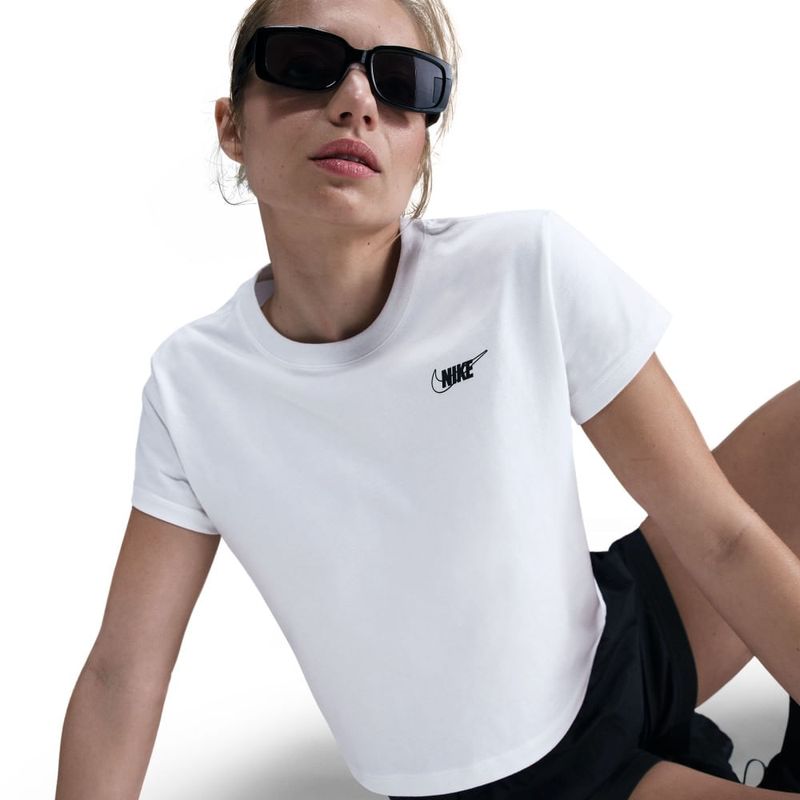 Camiseta-Manga-Corta-nike-para-mujer-W-Nsw-Club-Ss-Tee-Hbr-Md-para-moda-color-blanco.-Detalle-1