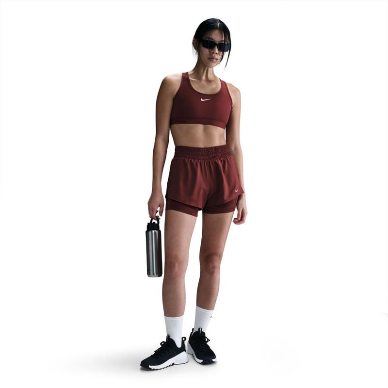 Pantaloneta-nike-para-mujer-W-Nk-One-Df-Mr-3In-2N1-Short-para-entrenamiento-color-rojo.-Frente-Sobre-Modelo