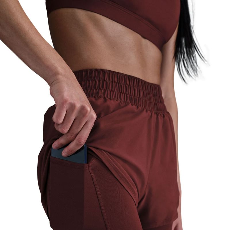 Pantaloneta-nike-para-mujer-W-Nk-One-Df-Mr-3In-2N1-Short-para-entrenamiento-color-rojo.-Detalle-4