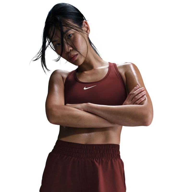 Pantaloneta-nike-para-mujer-W-Nk-One-Df-Mr-3In-2N1-Short-para-entrenamiento-color-rojo.-Reverso-Sobre-Modelo