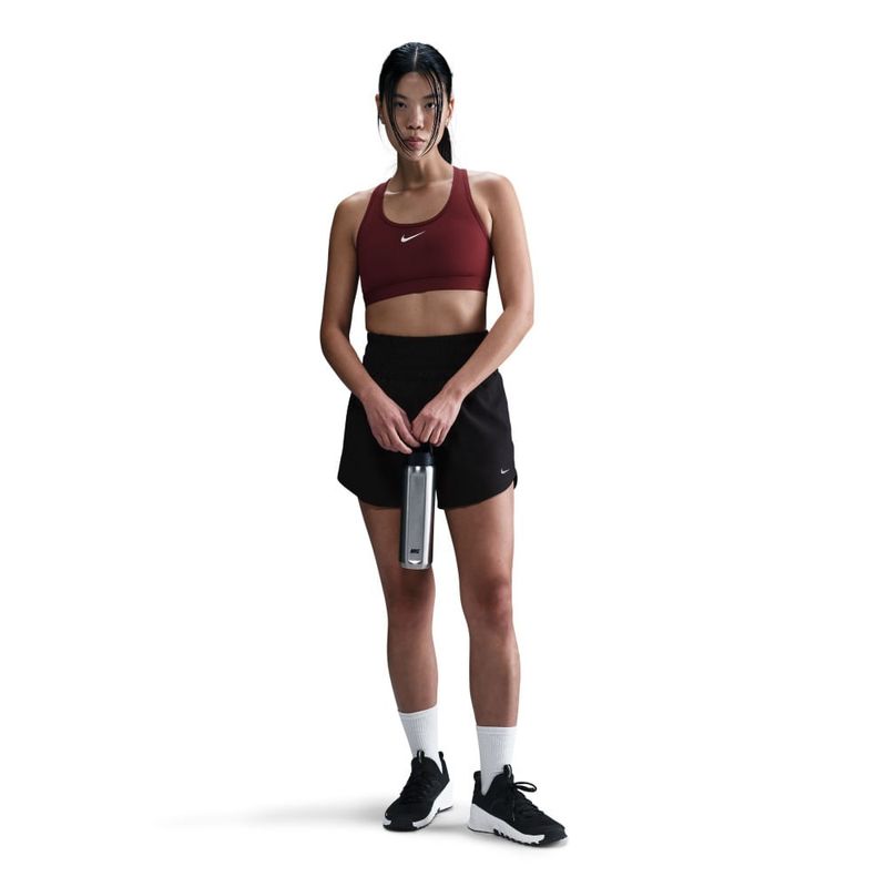 Top-nike-para-mujer-W-Nk-Swsh-Med-Spt-Bra-para-entrenamiento-color-rojo.-Frente-Sobre-Modelo