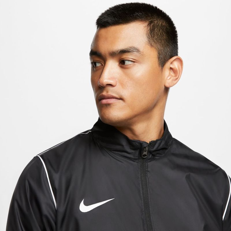 Chaqueta-nike-para-hombre-M-Nk-Rpl-Park20-Rn-Jkt-W-para-futbol-color-negro.-Reverso-Sobre-Modelo