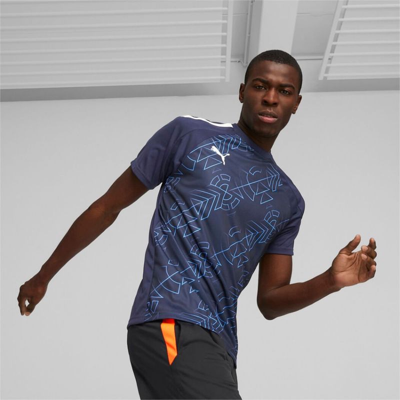 Camiseta-Manga-Corta-puma-para-hombre-Teamliga-Graphic-Jersey-para-futbol-color-azul.-Frente-Con-Modelo