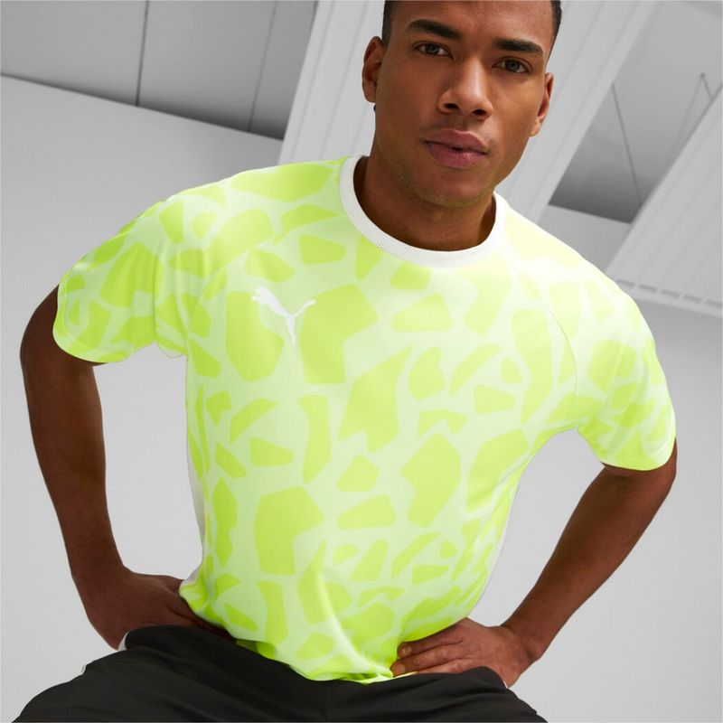 Camiseta-Manga-Corta-puma-para-hombre-Teamliga-Multisport-Graphic-Shirt-para-tenis-color-azul.-Frente-Con-Modelo