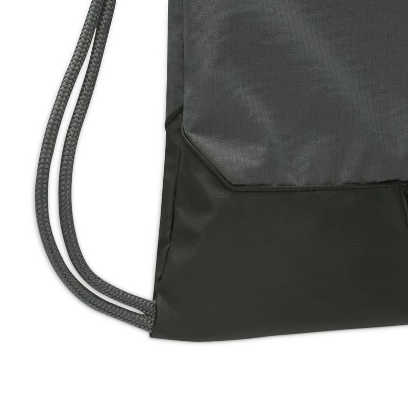 Gym-Sack-nike-para-hombre-Nk-Brsla-Drawstrng---9.5--18L--para-entrenamiento-color-gris.-Reverso-Sobre-Modelo