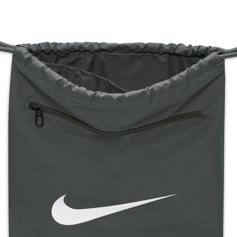 Gym-Sack-nike-para-hombre-Nk-Brsla-Drawstrng---9.5--18L--para-entrenamiento-color-gris.-Zoom-Frontal