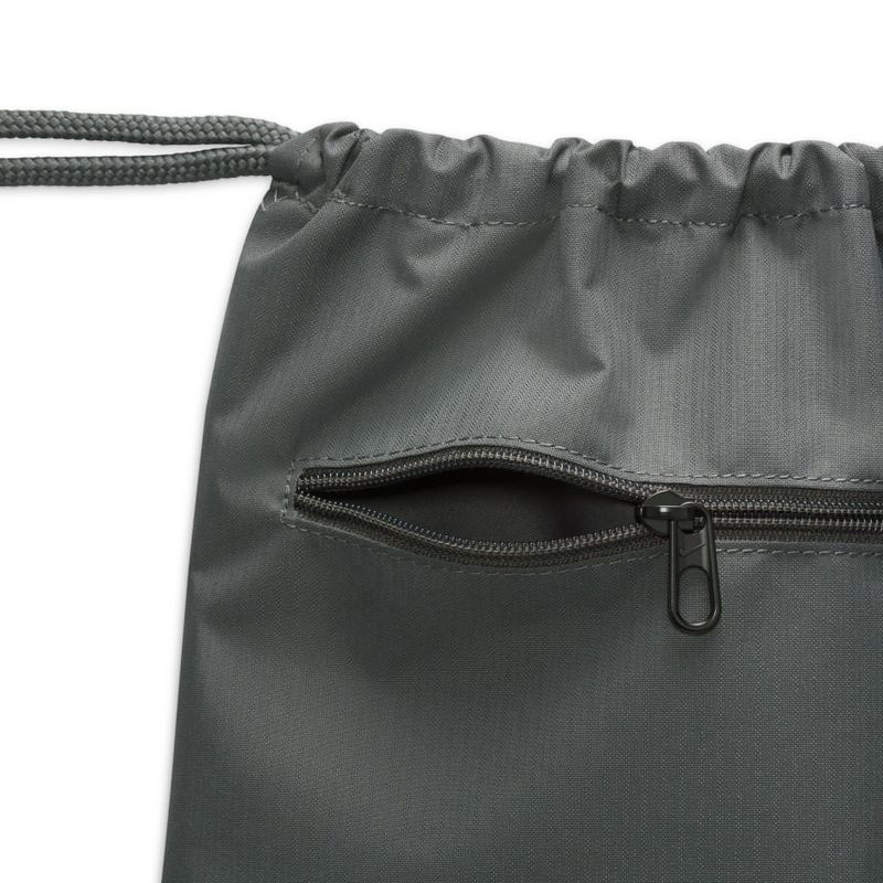 Gym-Sack-nike-para-hombre-Nk-Brsla-Drawstrng---9.5--18L--para-entrenamiento-color-gris.-Detalle-1