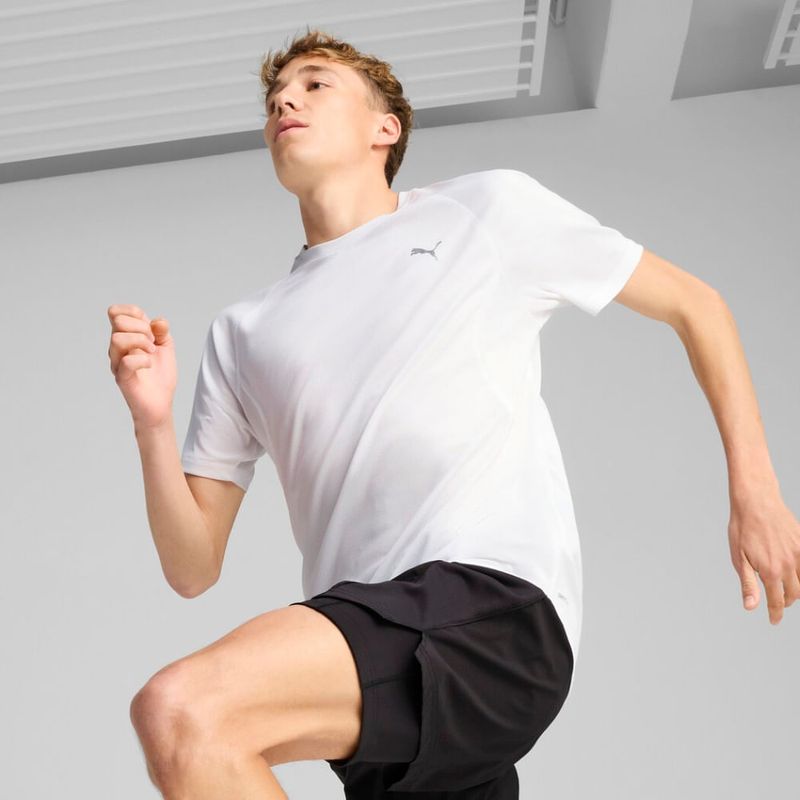Camiseta-Manga-Corta-puma-para-hombre-M-Run-Velocity-Tee-para-correr-color-blanco.-Frente-Con-Modelo