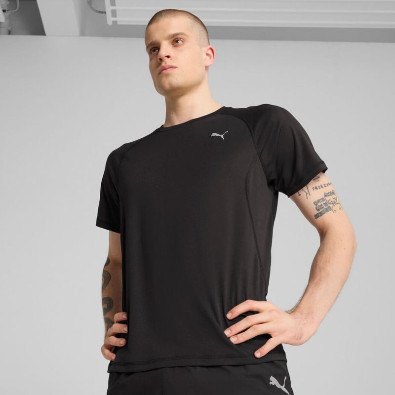 Camiseta-Manga-Corta-puma-para-hombre-M-Run-Velocity-Tee-para-correr-color-negro.-Frente-Con-Modelo