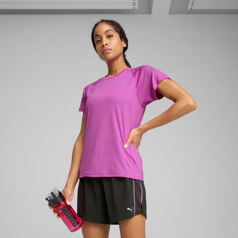 Camiseta-Manga-Corta-puma-para-mujer-Run-Velocity-Tee-W-para-correr-color-morado.-Frente-Con-Modelo