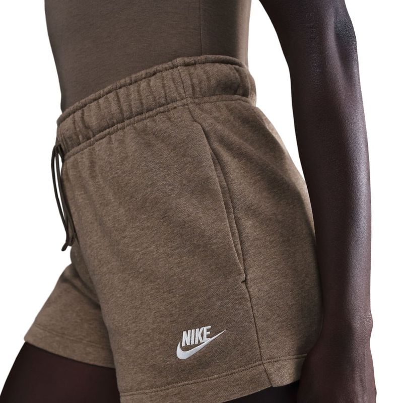 Pantaloneta-nike-para-mujer-W-Nsw-Club-Flc-Mr-Short-para-moda-color-cafe.-Reverso-Sobre-Modelo