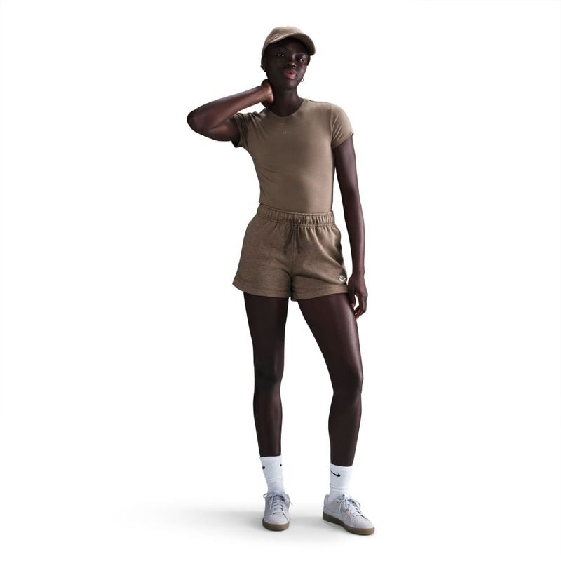 Pantaloneta-nike-para-mujer-W-Nsw-Club-Flc-Mr-Short-para-moda-color-cafe.-Frente-Sobre-Modelo
