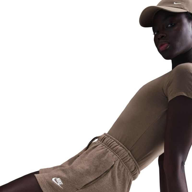 Pantaloneta-nike-para-mujer-W-Nsw-Club-Flc-Mr-Short-para-moda-color-cafe.-Detalle-1