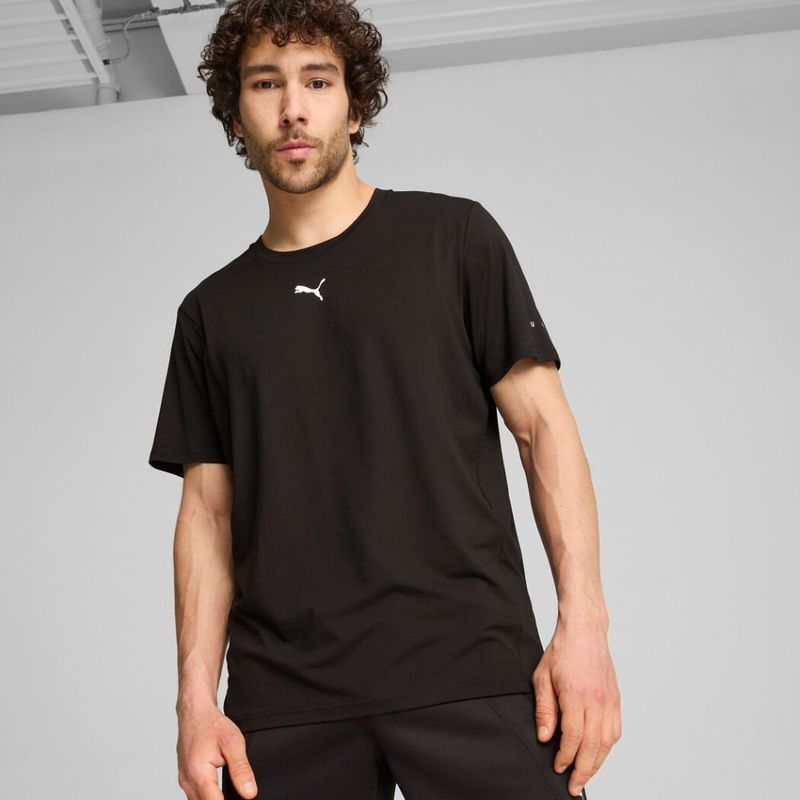 Camiseta-Manga-Corta-puma-para-hombre-Puma-Fit-Cloudspun-Evrydy-Tee-para-entrenamiento-color-negro.-Frente-Con-Modelo