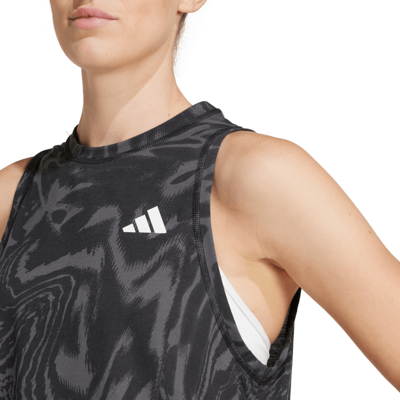 Camiseta-Manga-Sisa-adidas-para-mujer-We-Min-Aop-Tank-para-entrenamiento-color-negro.-Detalle-Reflectivo-Modelo