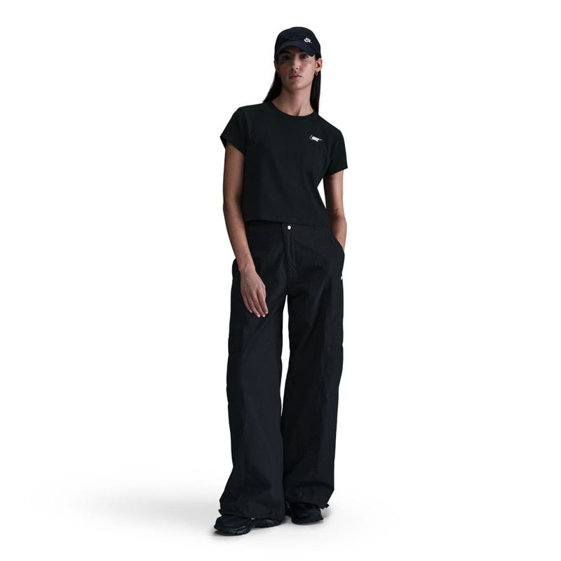 Camiseta-Manga-Corta-nike-para-mujer-W-Nsw-Club-Ss-Tee-Hbr-Md-para-moda-color-negro.-Frente-Sobre-Modelo