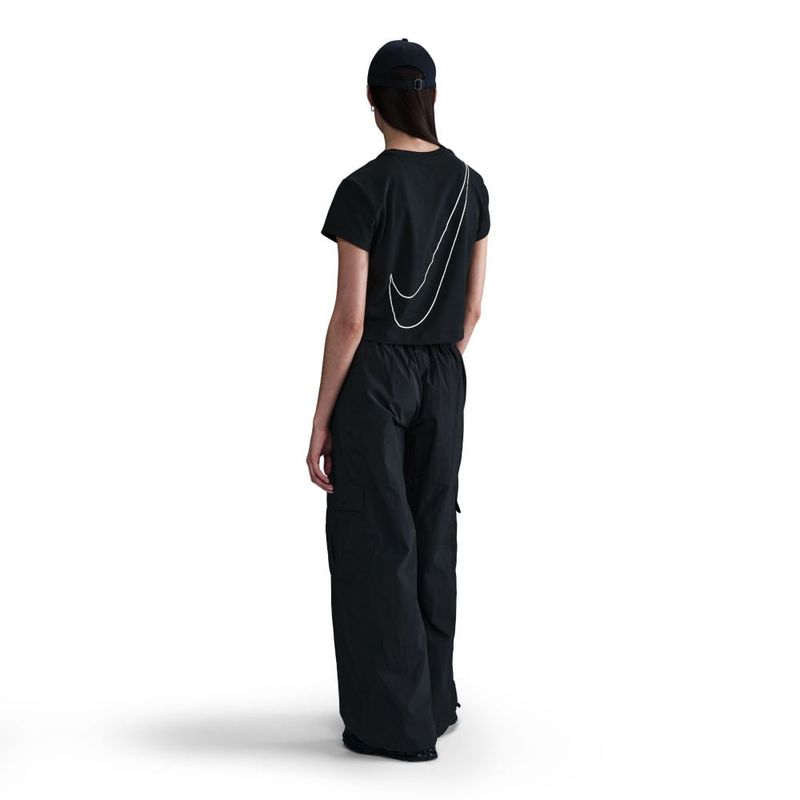 Camiseta-Manga-Corta-nike-para-mujer-W-Nsw-Club-Ss-Tee-Hbr-Md-para-moda-color-negro.-Reverso-Sobre-Modelo