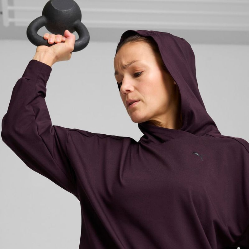 Hoodie-puma-para-mujer-Cloudspun-Hoodie--Reg-W-para-entrenamiento-color-morado.-Reverso-Con-Modelo