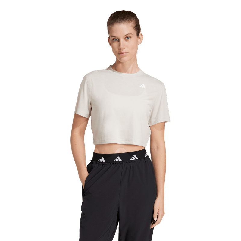 Camiseta-Manga-Corta-adidas-para-mujer-We-Min-Tee-para-entrenamiento-color-gris.-Frente-Sobre-Modelo